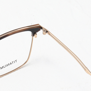 Elegantes Gafas de Sol Minimalistas de Titanio para Hombre y Mujer, Montura Dorada - Product Image 4