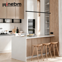 Îlot de cuisine moderne et luxueux avec table à manger extensible et poubelle intégrée