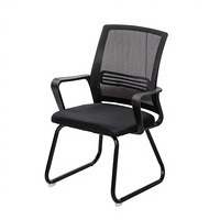 Chaise de bureau moderne avec dossier incurvé en maille, accoudoirs et base métallique non rotative, idéale pour salle de conférence, formation ou usage domestique/ordinateur
