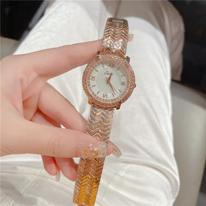 Montre de luxe personnalisée avec logo, fabriquée aux usines de Shenzhen, avec <span class=keywords><strong>lunette</strong></span> entièrement sertie de cristaux, cadran en nacre et bracelet en os de poisson en argent et or rose - Product Image 2