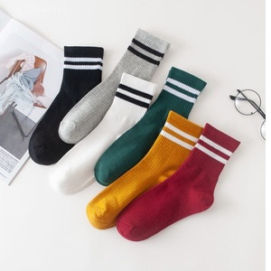 Kaus Kaki Bergaris Pergelangan Kaki Campuran Kustom Kaus Kaki Olahraga Kasual Kaus Kaki Kaus Kaki Panjang Tabung Medium Lembut dengan MOQ Rendah - Product Image 3