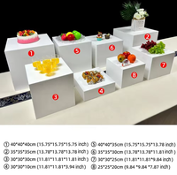 Ensemble de piédestaux en cube empilables en acrylique blanc personnalisé pour buffet de mariage et présentation de desserts de fête