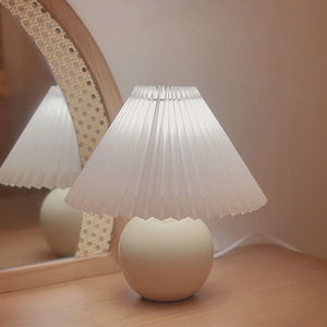 Lámpara de Mesa Minimalista Tulip con Base Redonda, Pantalla Plisada Crema, LED de Luz Diurna, Enchufable, Alto CRI 90, Iluminación para Dormitorio - Product Image 3