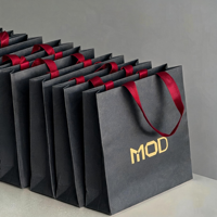 Sac en papier texturé noir gaufré de luxe 2026 avec logo personnalisé et poignée en ruban gros-grain pour emballage cadeau