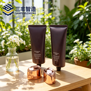 Tube cosmétique noir mat avec capuchon plaqué or pour nettoyant visage - Product Image 1