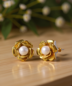 Orecchini a bottone a forma di fiore placcati in oro con montatura a castone con perle finte per donna, gioielli di moda in stile classico - Product Image 2