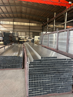 Tube carré en acier au carbone prégalvanisé coupé sur mesure, soudé par électrofusion (ERW), faible entretien, pour charpentes de maisons de ferme rurales et applications industrielles