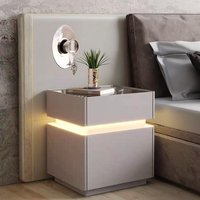Table de chevet moderne pour chambre à coucher avec compartiments cachés, éclairage LED, serrure à code sur le dessus et plateau en verre