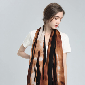 Bufanda de terciopelo de lujo para mujer, chal cálido de invierno con estampado abstracto grande, accesorio de moda suave y acogedor, 180x90cm - Product Image 1