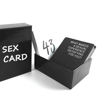 Coppie nude su ordinazione di notte del sesso che giocano i giochi di carte del poker per gli adulti