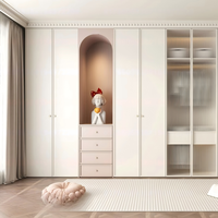 Armoire moderne haut de gamme avec penderies coulissantes pour pantalons, idéale pour la chambre principale de maisonnette contemporaine, pour organiser les vêtements saisonniers
