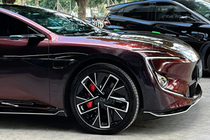 Vinilo para Rotulación de Vehículos al por Mayor PET Efecto Fluorescente Negro Encanto Rojo Brillante Mate Metálico Cambio de Color 7.5mil Autoadhesivo Autorreparable - Product Image 2