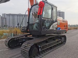 Excavadora Hitachi ZX200-5 con Cucharón de Excavación, Equipo de Construcción Usado - Product Image 1