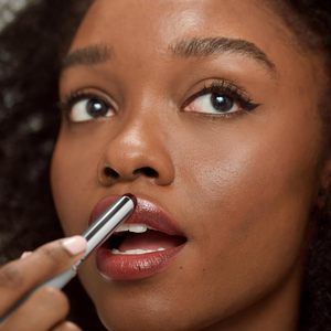 OEM de alta calidad Etiqueta Privada hidratante de larga duración vegano universalmente favorecedor ultraligero negro miel lápiz labial - Product Image 4