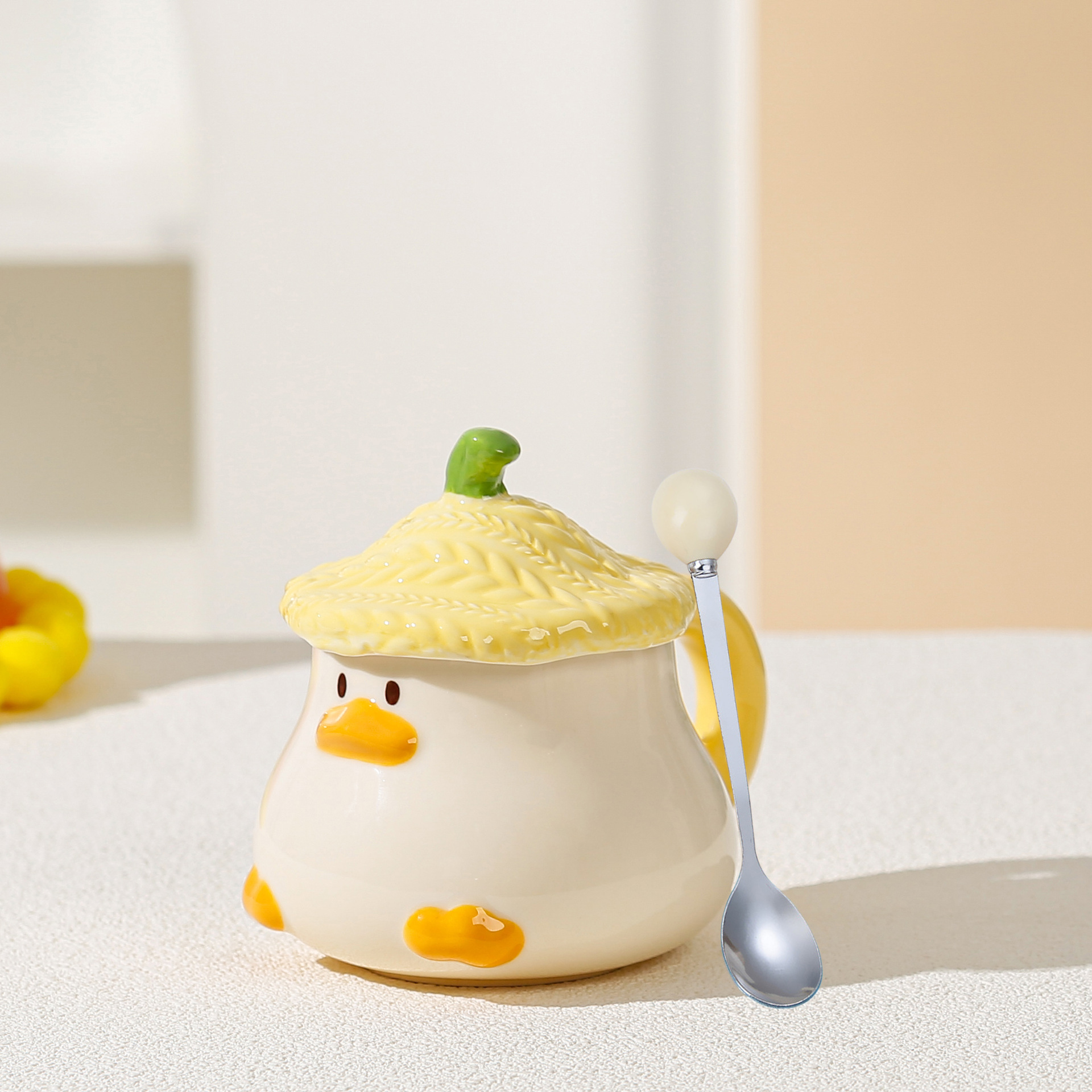 Amarillo pato con caja de color y cuchara.