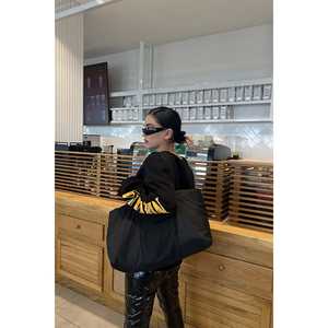 Sudadera con Capucha de Seda Negra de Alta Calidad para Mujer, Estilo Diario con Cremallera Bordada y Estampado Frontal - Product Image 1