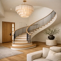 Escalier en spirale moderne pour villa, marches en bois sur mesure, rampe en laiton, escalier courbé intérieur pour projet de maison de luxe