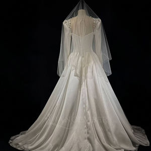 Robe de mariée civile NT51 en satin, coupe A-line, longueur ras du sol, avec dentelle florale moderne brillante, appliques en cristal et manches longues, décolleté cœur - Product Image 2