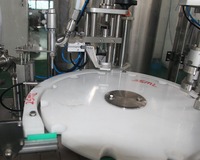 Ligne de production de machines de remplissage de sirops, liquides oraux et poudres, contrôlée par PLC, avec capsulage et étiquetage pour l'emballage de jus et de produits chimiques en sachets