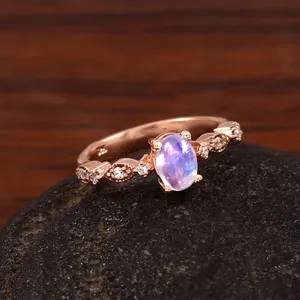 Inspirado en el anillo de bodas y aniversario de oro rosa hecho a mano Royal Queen con piedra lunar natural para fiestas y regalos Unisex - Product Image 6