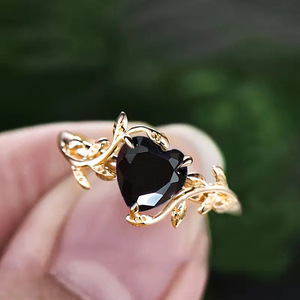 Anello con Design a Foglia e Cuore Nero, Stile Gotico per Donne - Product Image 3