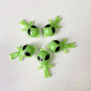 Mini figuritas de alienígena de plástico que brillan en la oscuridad, juguetes expendedores para decoración de fiestas y pasteles, juguetes y estructuras al aire libre - Product Image 1