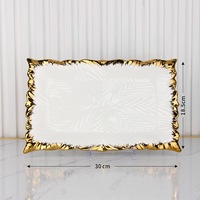 Assiette rectangulaire en céramique blanche en gros avec bord doré pour mariage, hôtel, restaurant