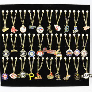 Set de Adornos Decorativos para Sombreros con Logotipo de Equipo Deportivo, Cadena Metálica, Pin Esmaltado y Colgante - Product Image 2
