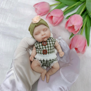 Muñeca de Silicona en Miniatura de Cuerpo Completo de 6 Pulgadas, Muñeca Realista de Recién Nacido con Ojos Cerrados, Parece una Bebé de Verdad con Ropa - Product Image 1