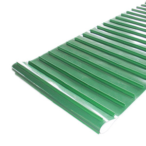 Bande transporteuse PVC légère à parois latérales, verte, inclinée, avec vis sans fin - Product Image 1