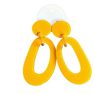 Boucles d'oreilles en résine faites à la main de qualité supérieure pour femmes, accessoires de mode élégants et légers avec un design décoratif artistique - Product Image 2