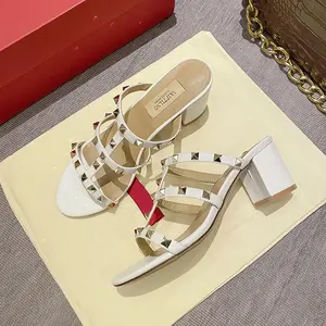 Sandali da donna gladiatore estate 2025 di lusso di marca firmata con <span class=keywords><strong>tacco</strong></span> pantofola in pelle <span class=keywords><strong>argento</strong></span> rivetti tacchi alti scarpe da donna - Product Image 4