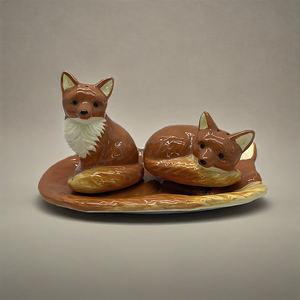 Volpe Mather e Baby a forma di saliera in ceramica con vassoio - Product Image 1