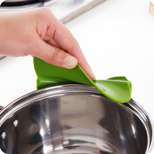 Silicone Liquid Deflector Round Rim Pourer Kitchen Gadget For Cookware Soup Transfer - Product Image 4