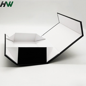 Caja de Regalo Magnética Plegable y Reciclable Personalizada con Grabado y Laminado Mate para Empaque de Ropa - Product Image 4