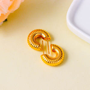 ต่างหูห่วงทองโครงหนาแบบ C-Hoop ออกแบบให้เป็นชิ้นหนาชุบทอง18K เครื่องประดับสำหรับผู้หญิงสไตล์ย้อนยุค edgy - Product Image 4