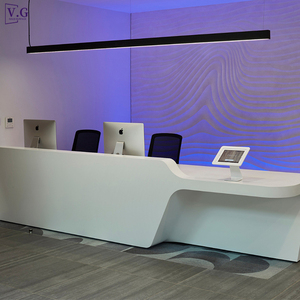 高品质白色柯瑞安石制成的现代沙龙接待台，配有定制发光标志 - Product Image 3