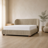 Lit plateforme capitonné plissé avec tête de lit hautement cintrée, pieds en bois, cadre de lit moderne en tissu beige pour chambre à coucher, maison, hôtel