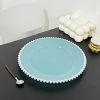Assiettes en plastique de chargeur bleu clair décoratives de mariage de dîner de luxe de 13 pouces avec la jante argentée de perles