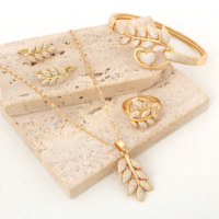 NYH Bijoux en Gros, Nouveauté Ensemble de Bijoux 4 Pièces en Alliage de Cuivre Plaqué Or, Motif Feuille de Monstera, Style Minimaliste, Tendance et Luxe pour Femme