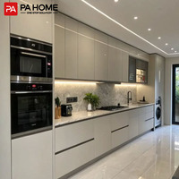 Meuble de cuisine moderne et minimaliste sur mesure avec ouverture par pression et fermeture amortie, ensemble complet sans poignées