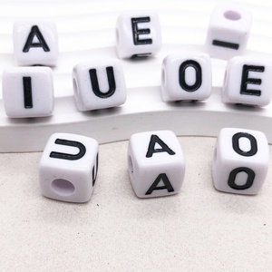 Cuentas acrílicas abovedadas de 14 mm con orificio grande, cuentas cuadradas con <span class=keywords><strong>letras</strong></span> del alfabeto, elección de letra individual <span class=keywords><strong>para</strong></span> <span class=keywords><strong>pulseras</strong></span> DIY y correas de teléfono - Product Image 2