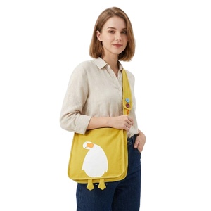 Sac à bandoulière en toile personnalisé de style japonais mignon pour unisexe avec motif de dessin animé et décoration boutonnée - Product Image 1