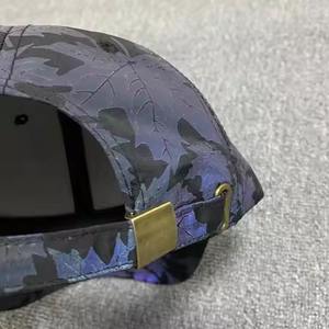 Casquette de baseball 100% coton avec logo personnalisé et design à bosse hautement réfléchissante Casquette violette résistante et élégante réglable quatre saisons - Product Image 6