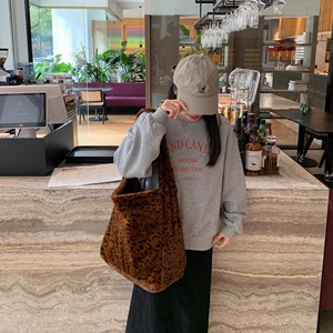 Sac à main polyvalent rétro imprimé léopard en peluche pour femmes grande capacité Niche fourre-tout fait maison automne hiver sac à aisselles - Product Image 2