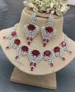 Ensemble de bijoux collier et boucles d'oreilles en cristal plaqué argent avec pierres rouges ovales pour femmes, pour mariage, fête et occasions spéciales - Product Image 3