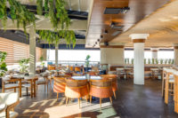 Nouveaux meubles de restaurant, chaises en bois massif, canapé coloré, tables et chaises en marbre pour café et restaurant.