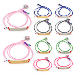 กำไลข้อมือเชือกแว็กซ์ปรับได้ แข็งแรง ทนทาน ทำจากสแตนเลสสตีลชุบทอง 18K พร้อมโลโก้แบบกำหนดเอง กำไลแฟชั่นแบบพันรอบข้อมือสำหรับคู่รัก - Product Image 4