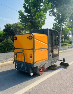 Camion balayeuse de voirie avec cabine entièrement fermée et balais rotatifs pour le nettoyage des routes municipales - Product Image 3