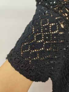 Top híbrido de ganchillo a mano floral negro OEM ODM estilo casual con posición frontal del logotipo - Product Image 3